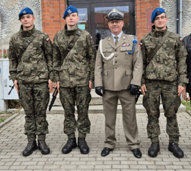 Kolejni uczniowie w szeregach armii
